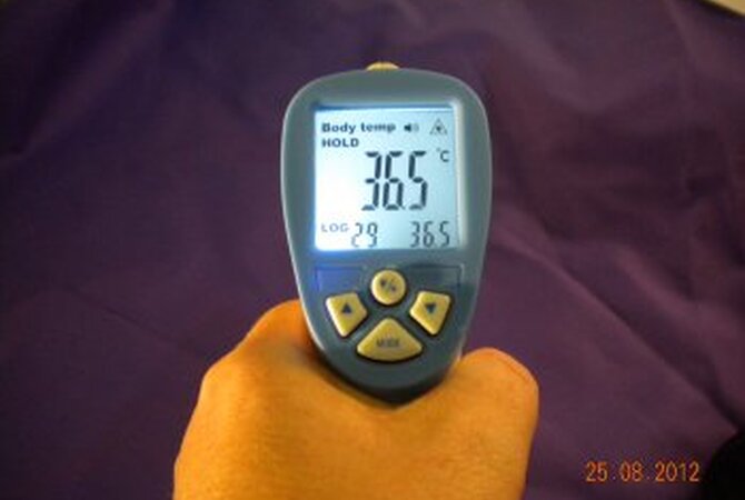 Digital non-contact thermometer for use with horses.