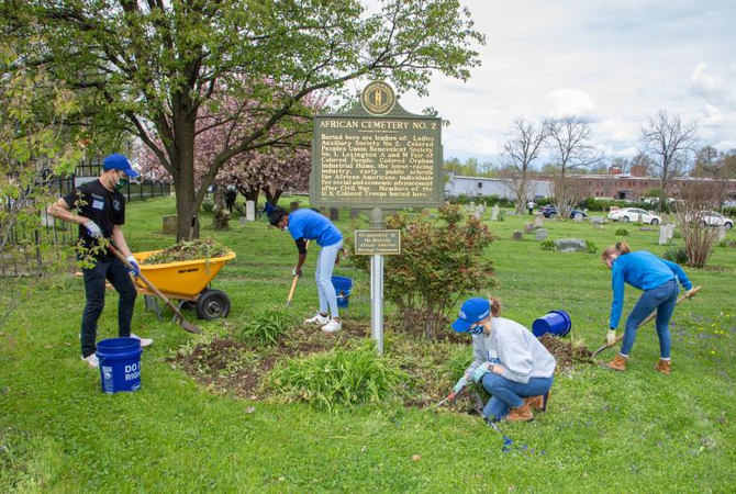 Student volunteers working to clean and spruce up local African cemetery.