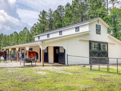 Horizon Structures bardominium with center aisle barn, living spaces upstairs, and attractive architectural treatments on exterior.