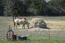 Round bale feeder